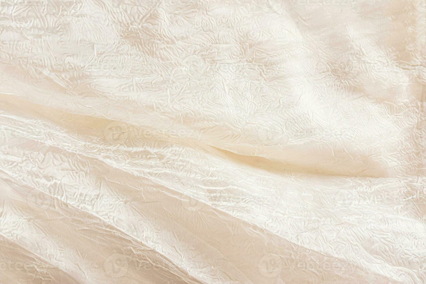 hermosa suave pliegues ,pañería fábrica tela beige color resumen tela con impreso modelo. boda, festivo antecedentes. un Copiar de el espacio. foto