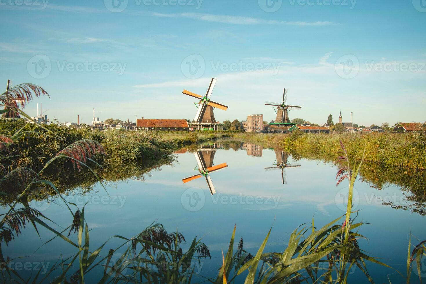 popular turista Mancha zaanse schans es cerca Amsterdam en el Oeste de el Países Bajos. histórico, realista molinos de viento durante amanecer. Holanda punto de referencia foto