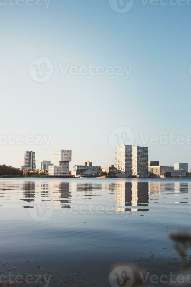 holandés rascacielos diseño en almere durante amanecer, Países Bajos. holandés moderno construcción. el amanecer de un nuevo día. supernova en el antecedentes foto