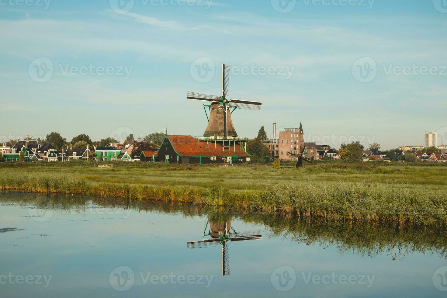 popular turista Mancha zaanse schans es cerca Amsterdam en el Oeste de el Países Bajos. histórico, realista molinos de viento durante amanecer. Holanda punto de referencia foto