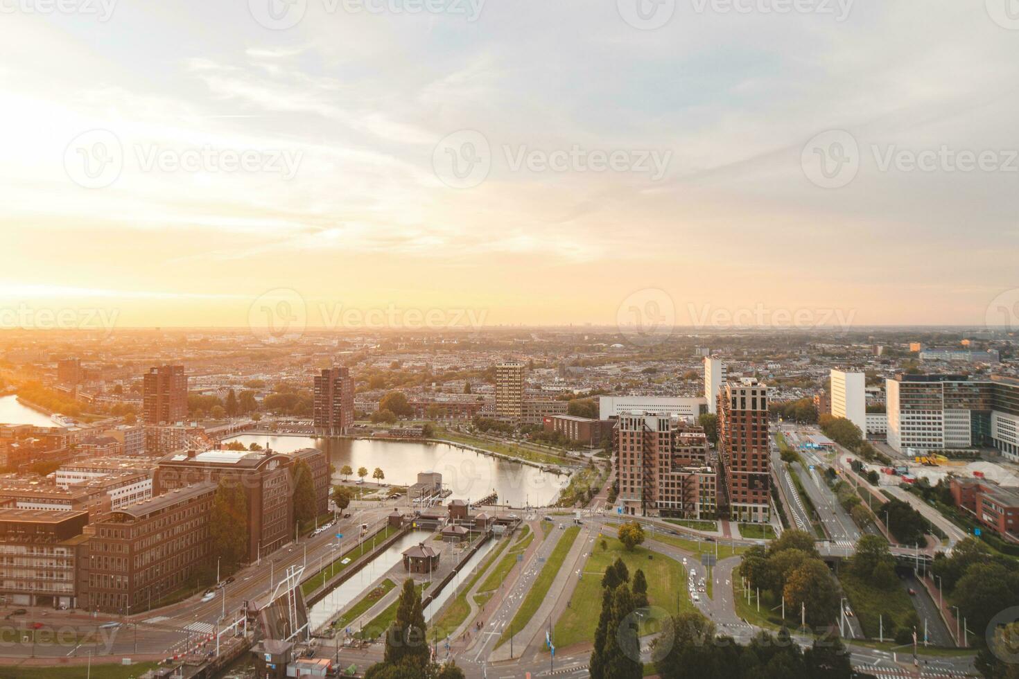 puesta de sol terminado Rotterdam ciudad centrar y sus rodeando parque. puesta de sol en uno de el más moderno ciudades en el Países Bajos foto