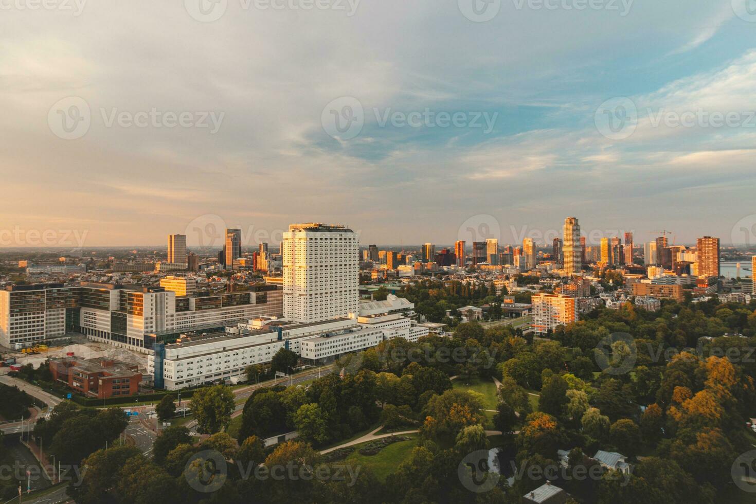 puesta de sol terminado Rotterdam ciudad centrar y sus rodeando parque. puesta de sol en uno de el más moderno ciudades en el Países Bajos foto