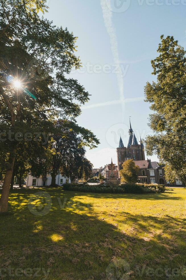 histórico castillo portón y torre en zwolle, el Países Bajos, occidental Europa. Turismo y viaje en el Países Bajos foto