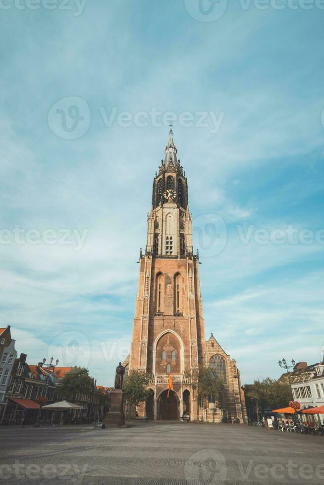 real cuadrado con el mas grande torre en el Países Bajos en el famoso ciudad de porcelana de Delft. holandés monumentos foto