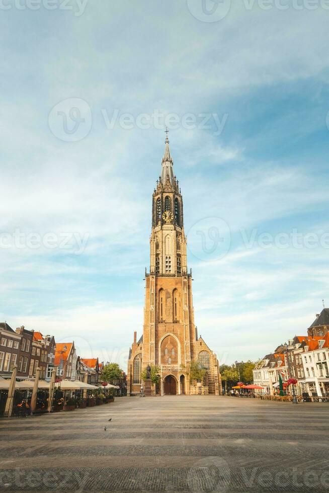 real cuadrado con el mas grande torre en el Países Bajos en el famoso ciudad de porcelana de Delft. holandés monumentos foto