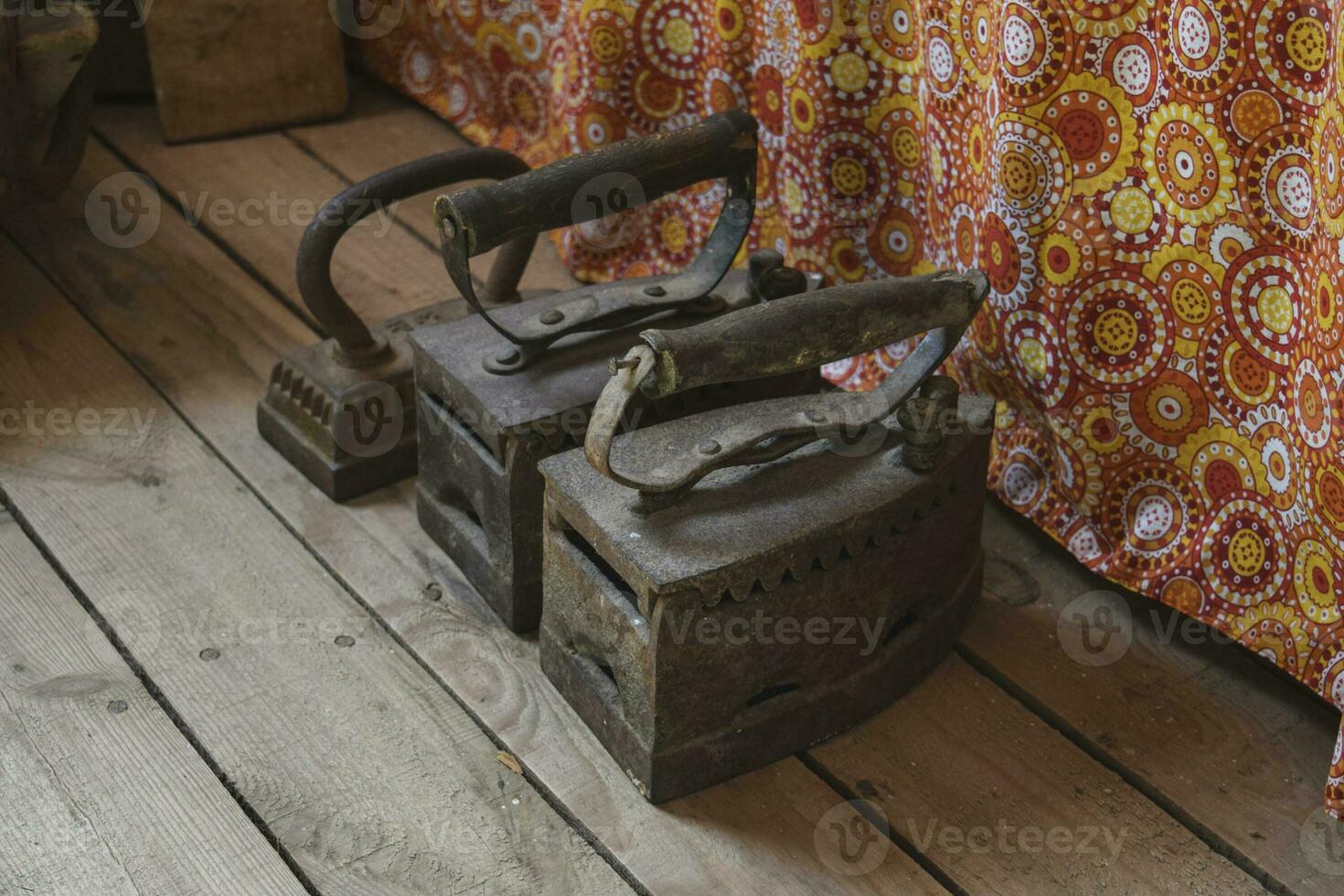 antiguo hierros en un madera piso foto