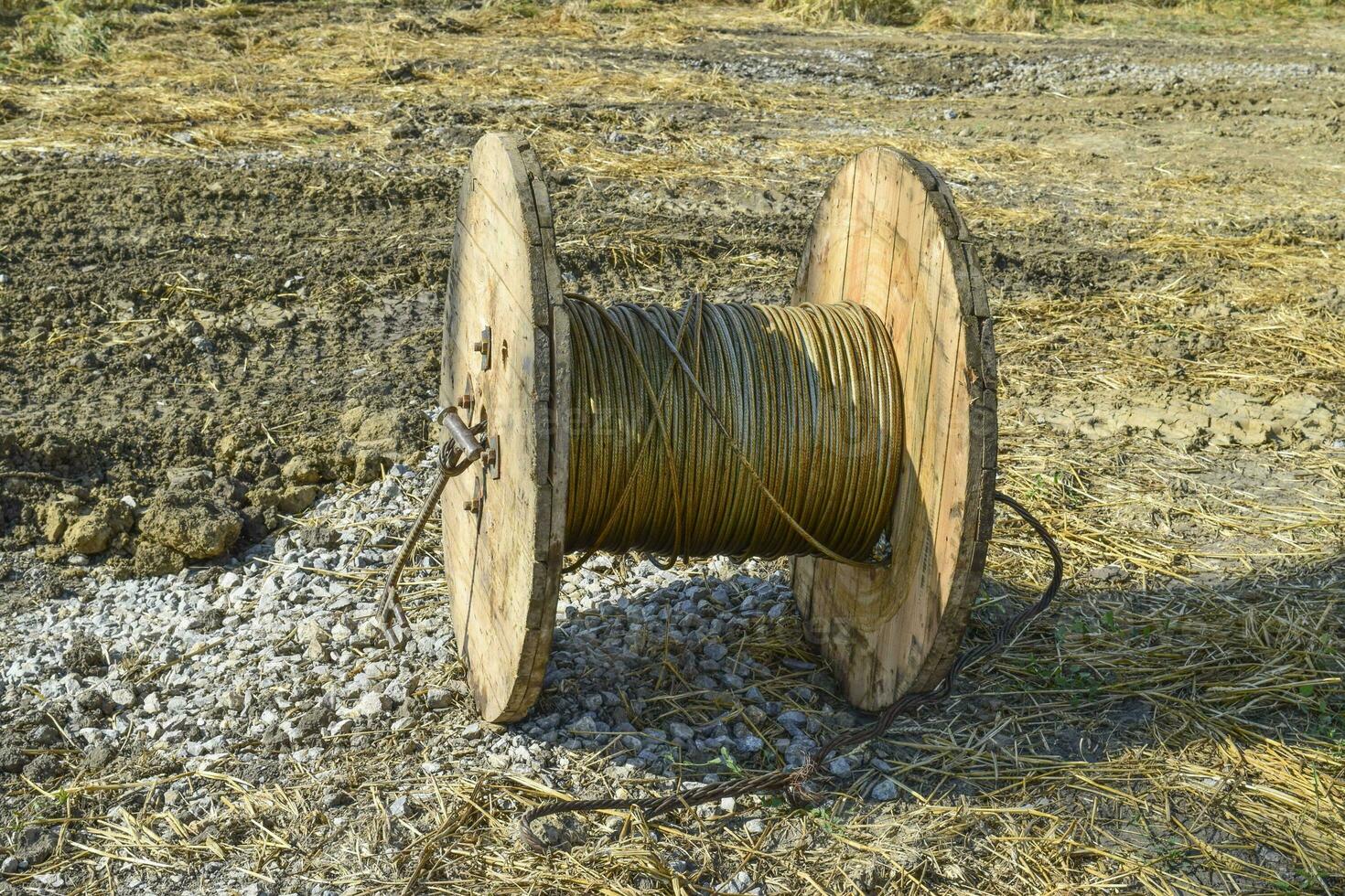 el relajarse de el Alto voltaje cable desde el carrete almacenamiento licenciado en Letras foto