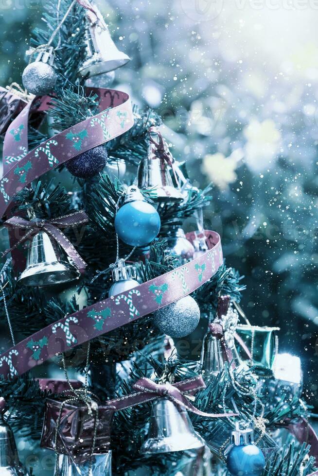 decorado Navidad árbol en borroso antecedentes foto