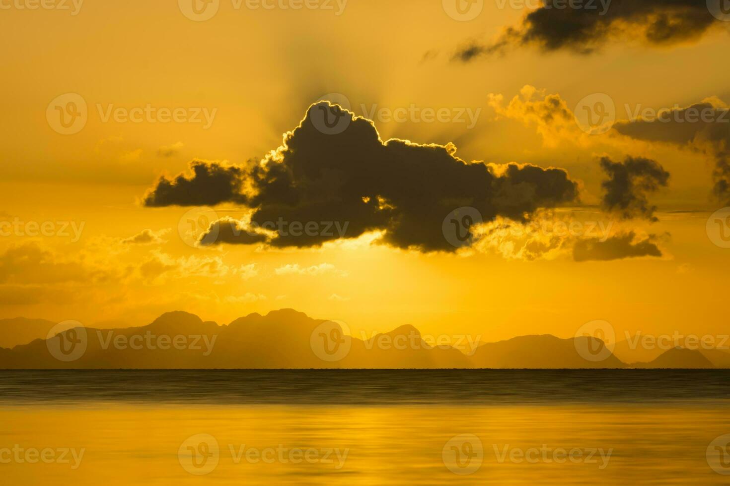 puesta de sol a el lago en verano temporada foto