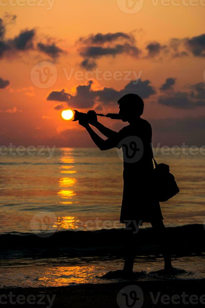 siluetas de fotógrafos con el amanecer. foto