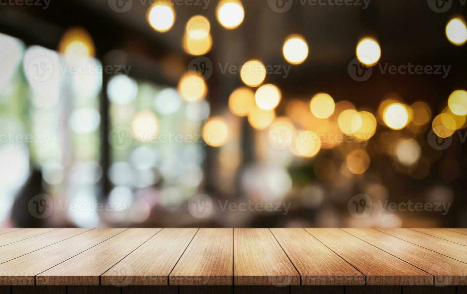 vacío de madera mesa parte superior con luces bokeh en difuminar restaurante antecedentes. foto