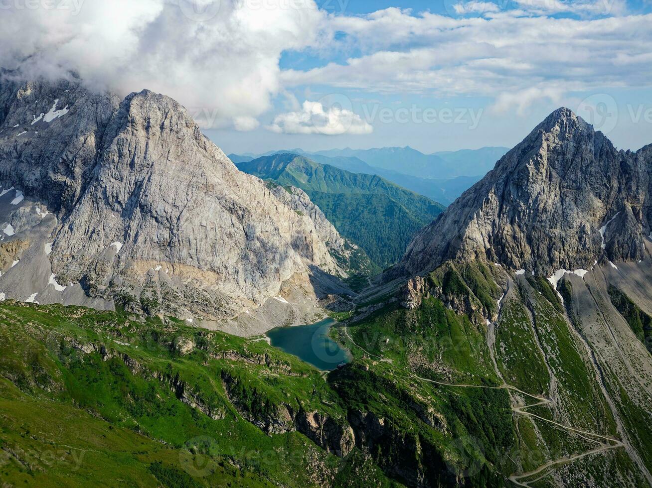 aéreo ver de volaya lago, wolayersee, en el frontera de Italia y Austria con coglianos montaña en el antecedentes. nublado día con algunos Dom apertura. vibrante colores. hermosa destinos para caminantes foto