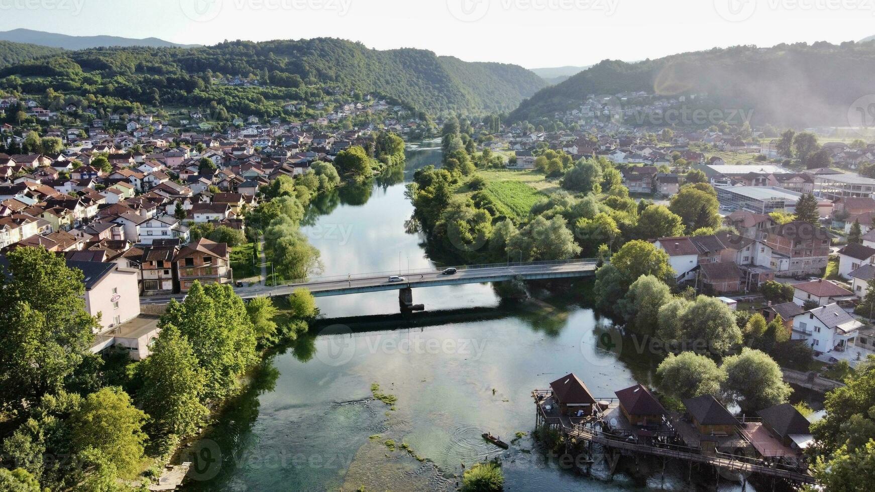 río en bosanska krupa aéreo fotografía con zumbido foto