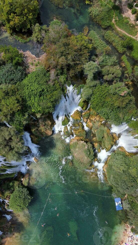 aéreo fotografía de cascadas en bosnia foto