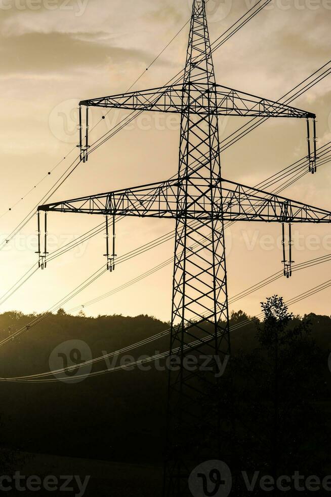 poder líneas fotografiado a puesta de sol, alto contraste foto