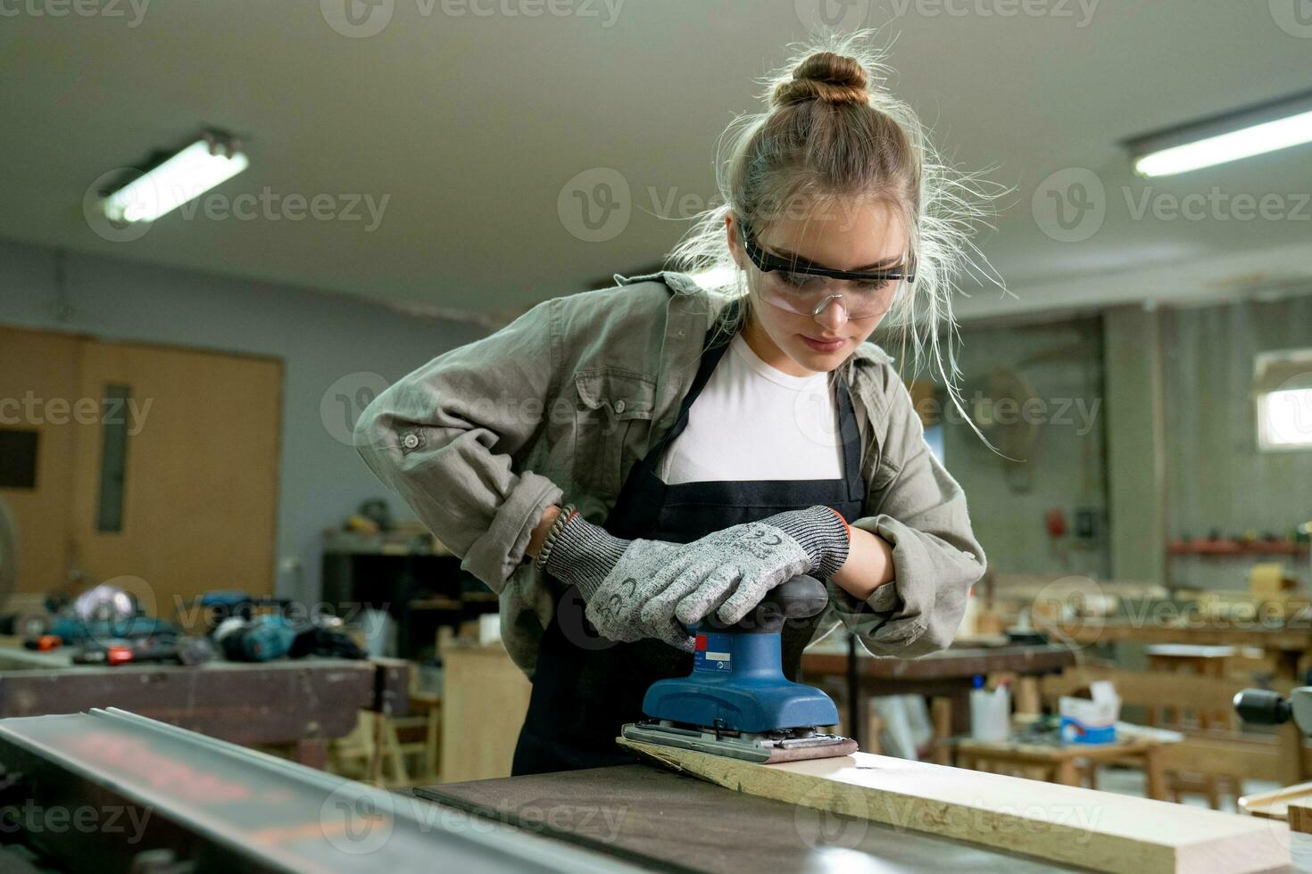 un joven hembra carpintero trabajando proyecto en su taller. hembra carpintero haciendo de madera mueble. foto