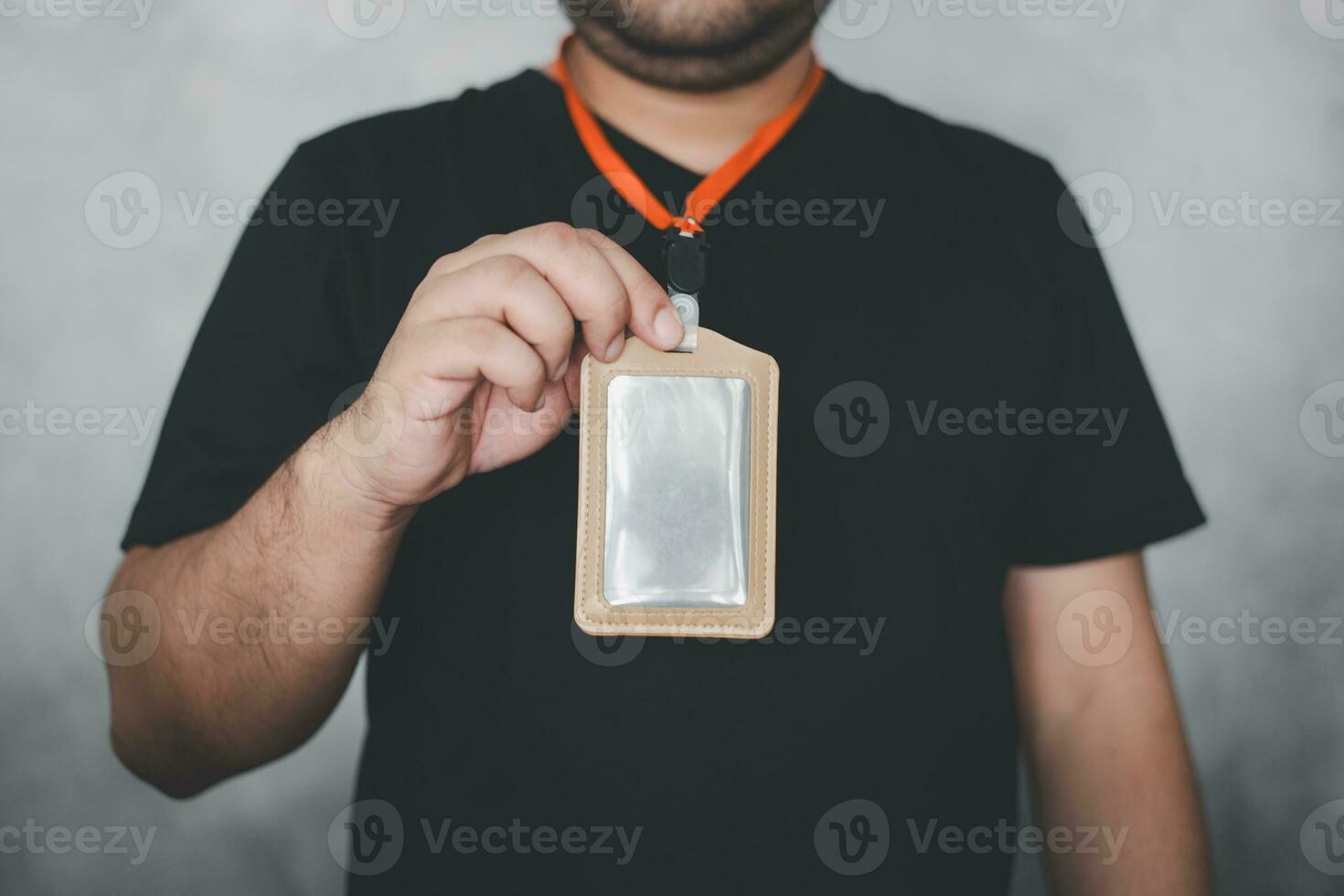 empleado hombre mano demostración blanco carné de identidad tarjeta Insignia poseedor para Bosquejo modelo logo marca. foto