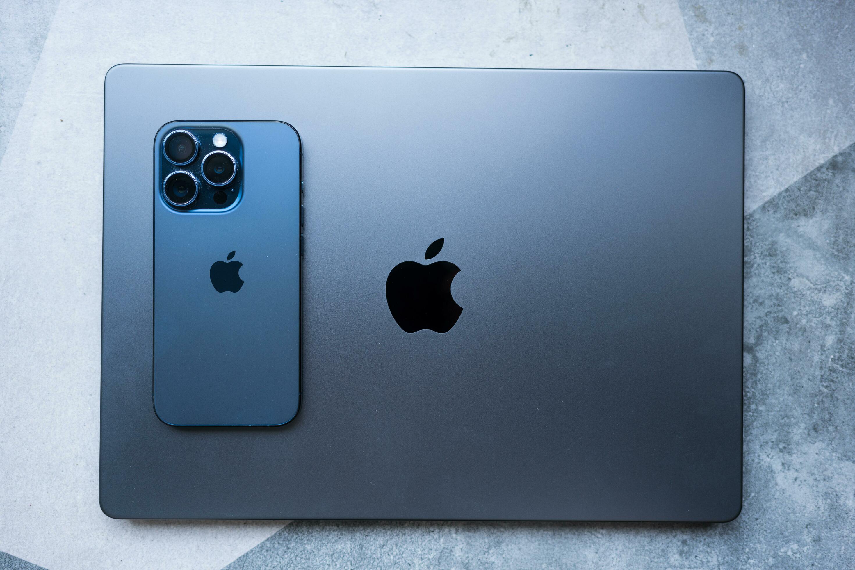 翼　Apple iPhone 15 Pro スペースブラック 本体 iPhone 15 Pro スペースブラック 本体 - メルカリ