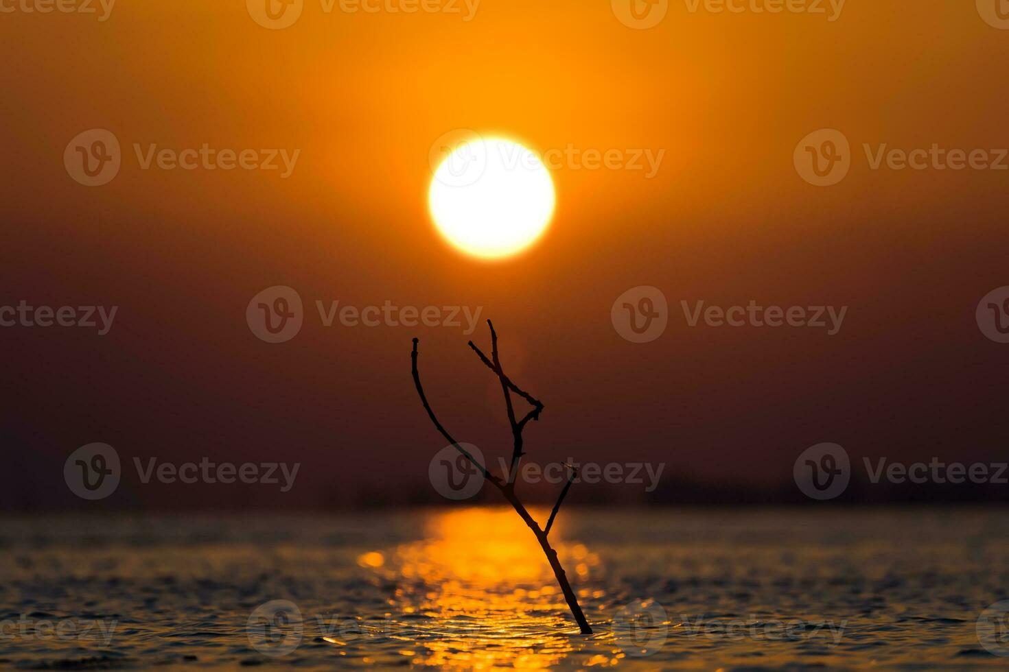 puesta de sol cielo en el lago en sur de Tailandia., desenfocado imagen. foto