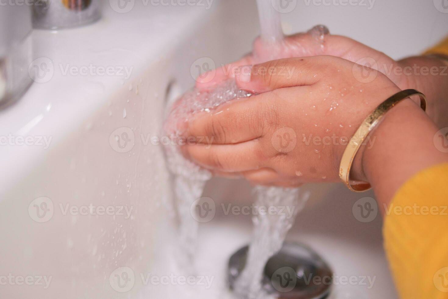 niño lavándose las manos con jabón foto
