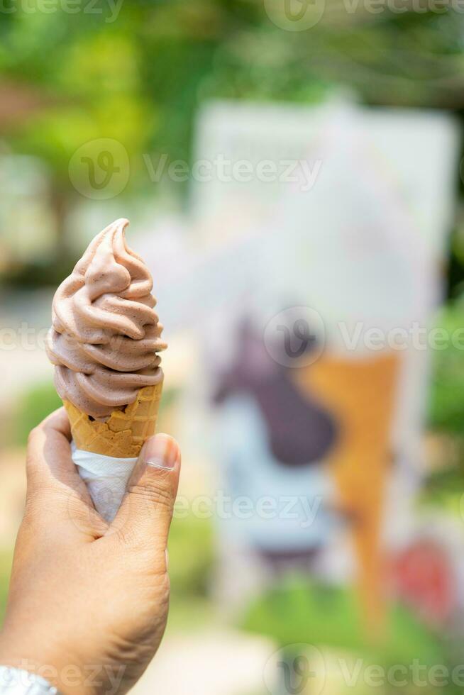 chocolate hielo crema en mano foto