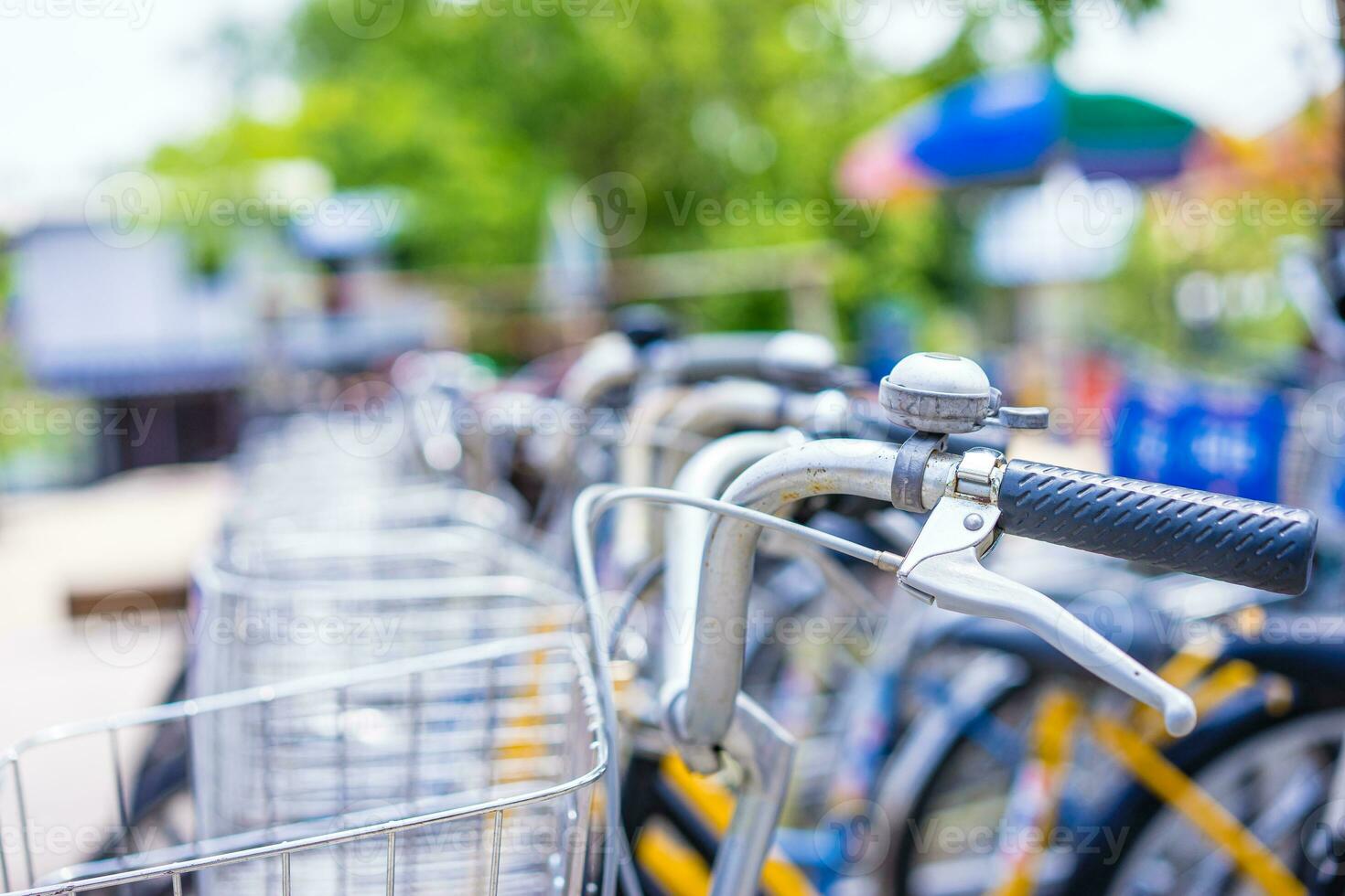 bicicletas en el estacionamiento lote para bicicletas, borde del camino foto