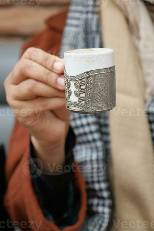 mujer Bebiendo turco café a café foto