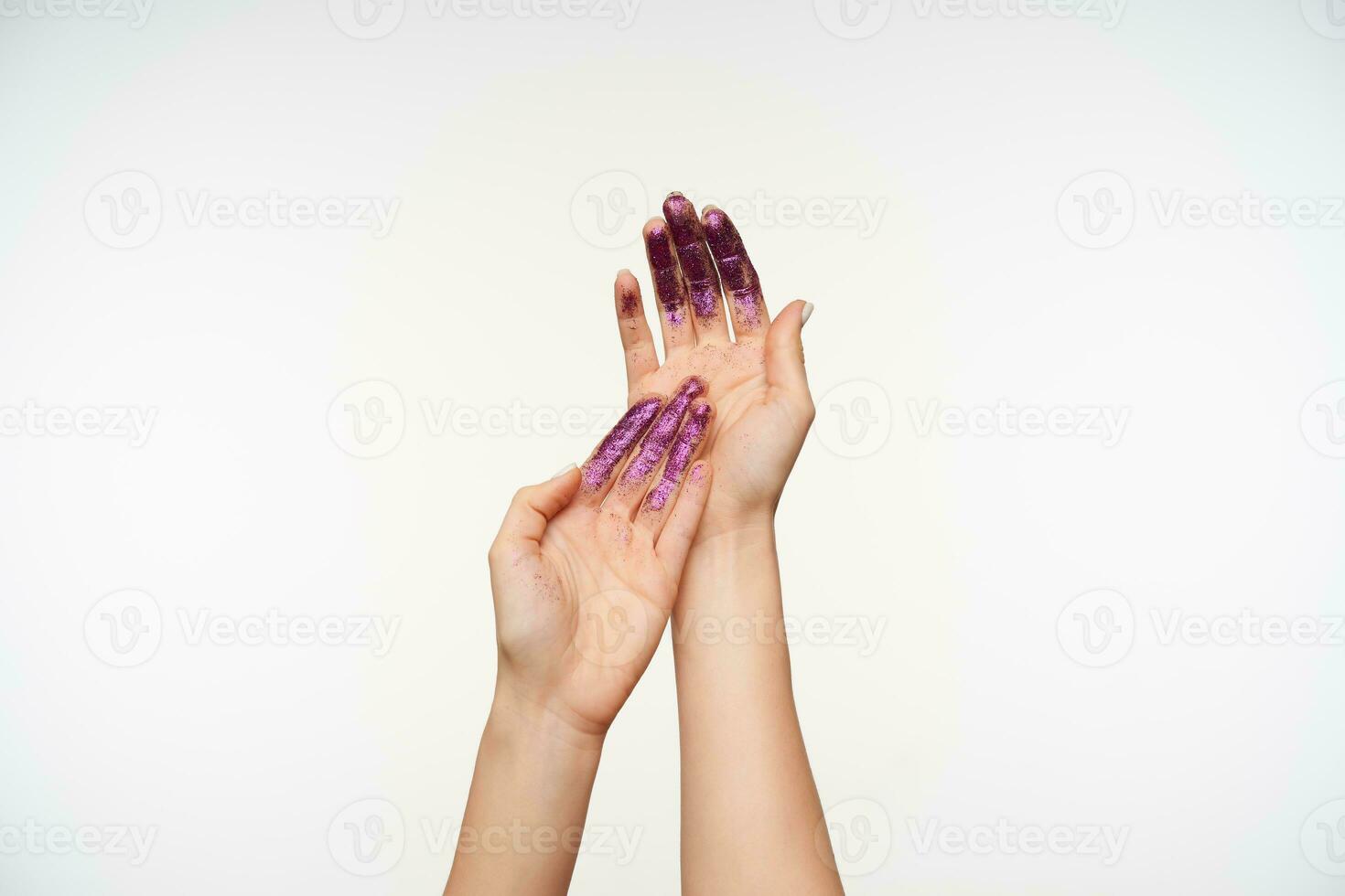 estudio foto de bonito mujer elegante manos demostrando palmas y conmovedor suavemente cada otro, siendo aislado terminado blanco antecedentes