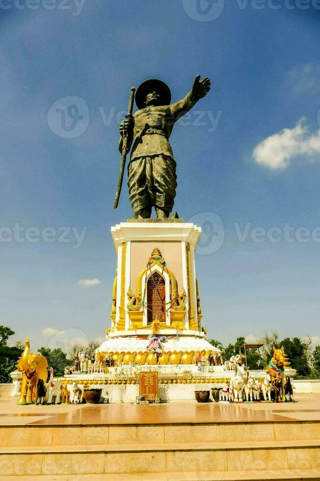 the statue of person in the center of the city photo