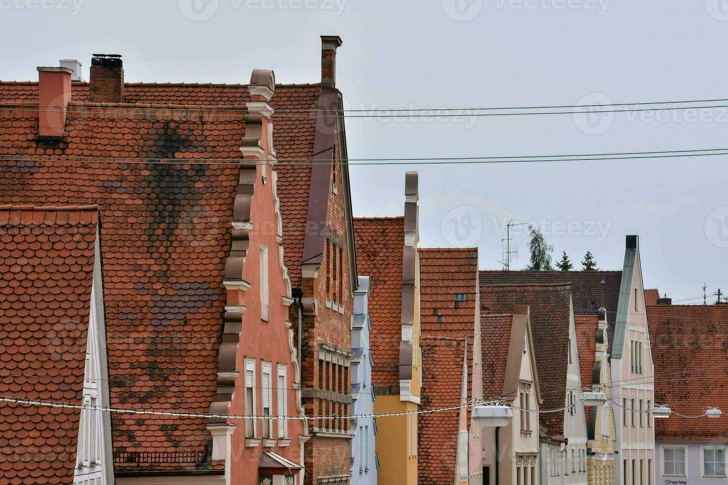 un fila de casas con rojo techos y ventanas foto