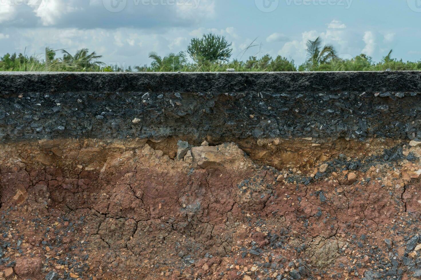 capas de la carretera con suelo y roca. foto