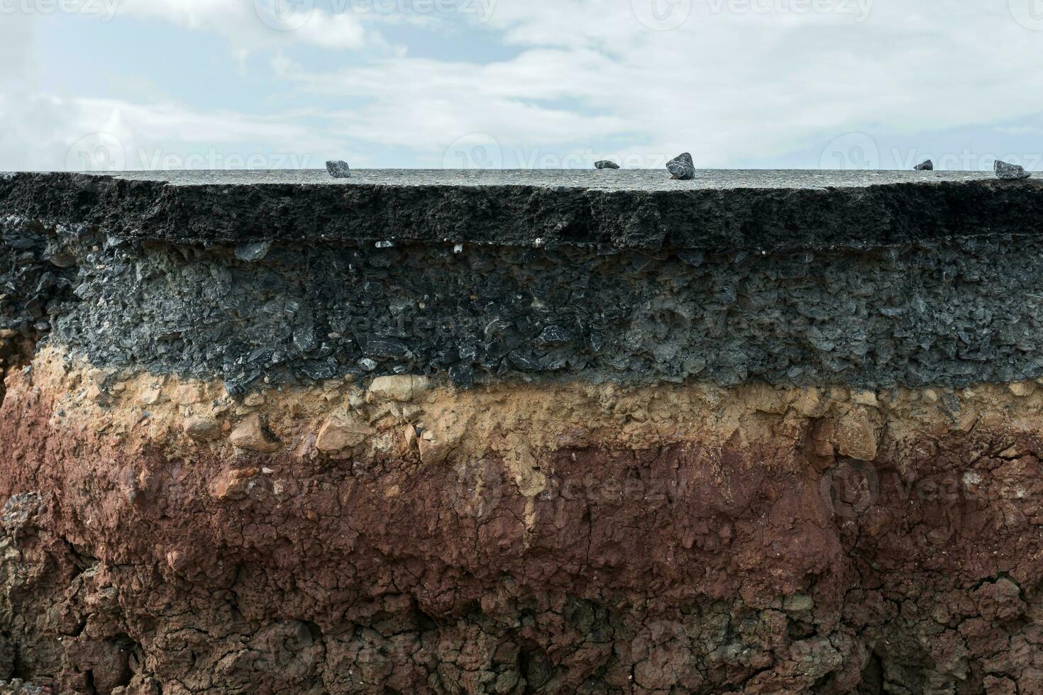 el capa de asfalto con suelo y roca. foto