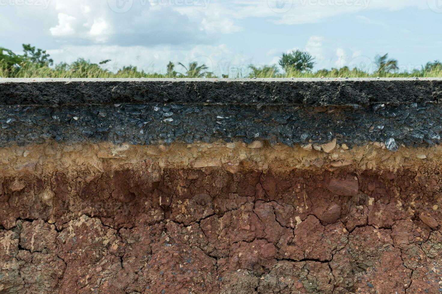 capas de la carretera con suelo y roca. foto