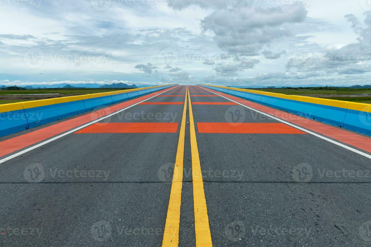 vacío la carretera y vistoso el tráfico líneas. foto