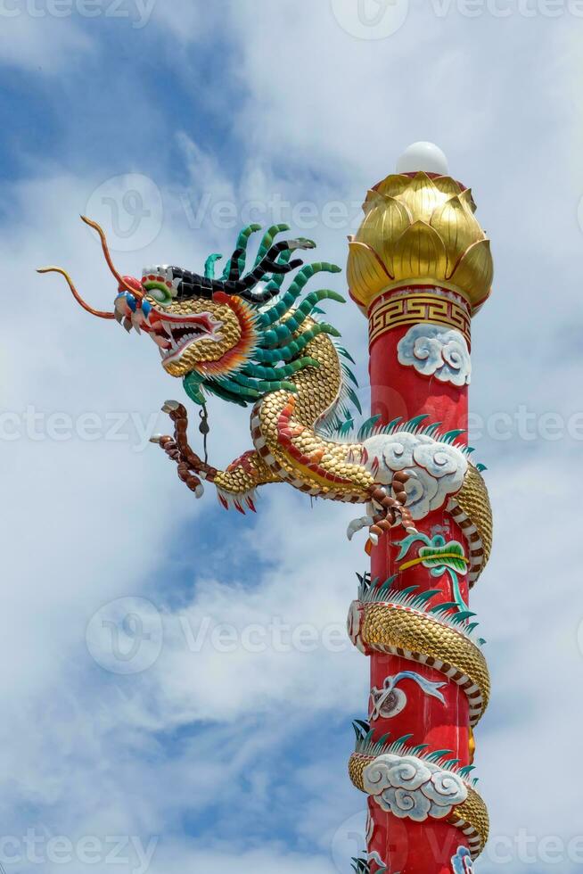 tradicional dragones a el chino templo, tailandia foto