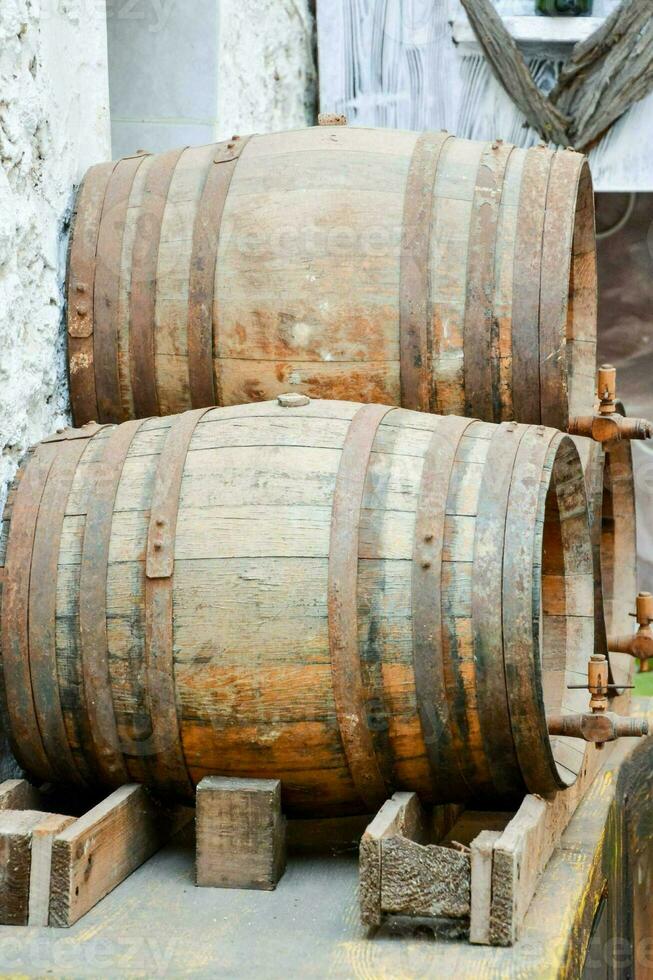 antiguo de madera barriles en paletas en frente de un edificio foto