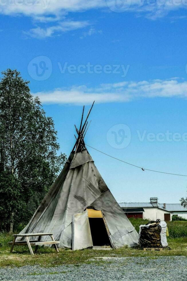 un tipi se sienta en el medio de un grava lote foto