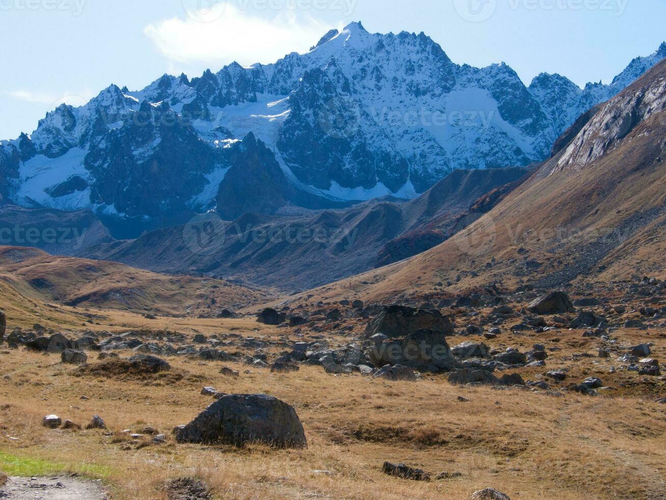 a mountain range photo