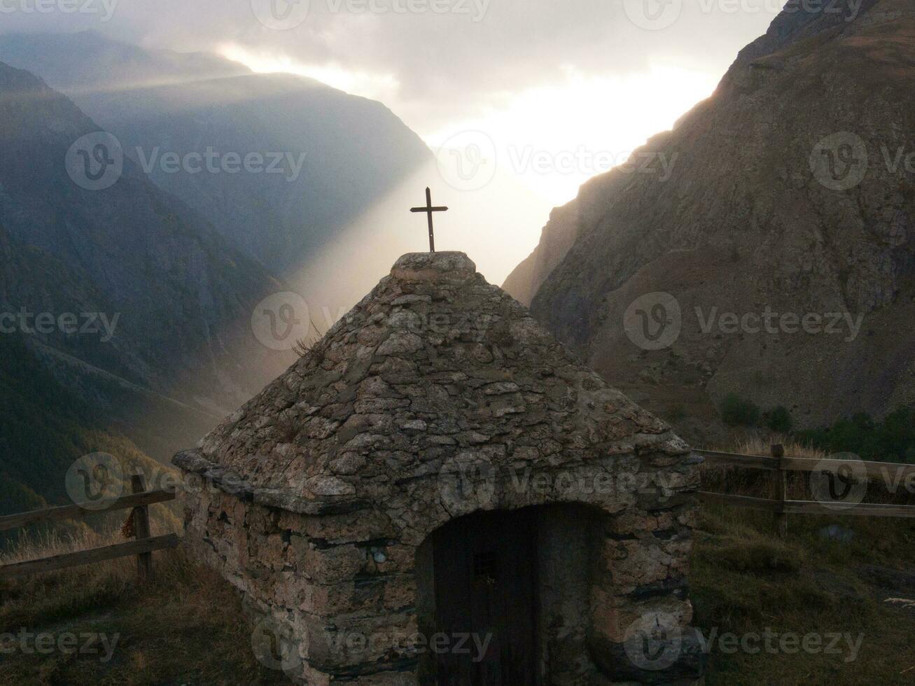 a small stone building photo