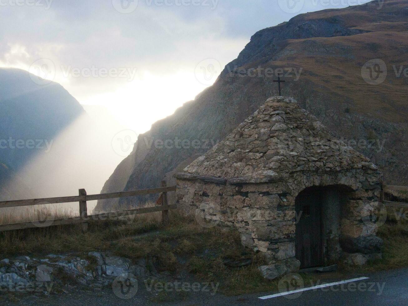 a small stone building photo