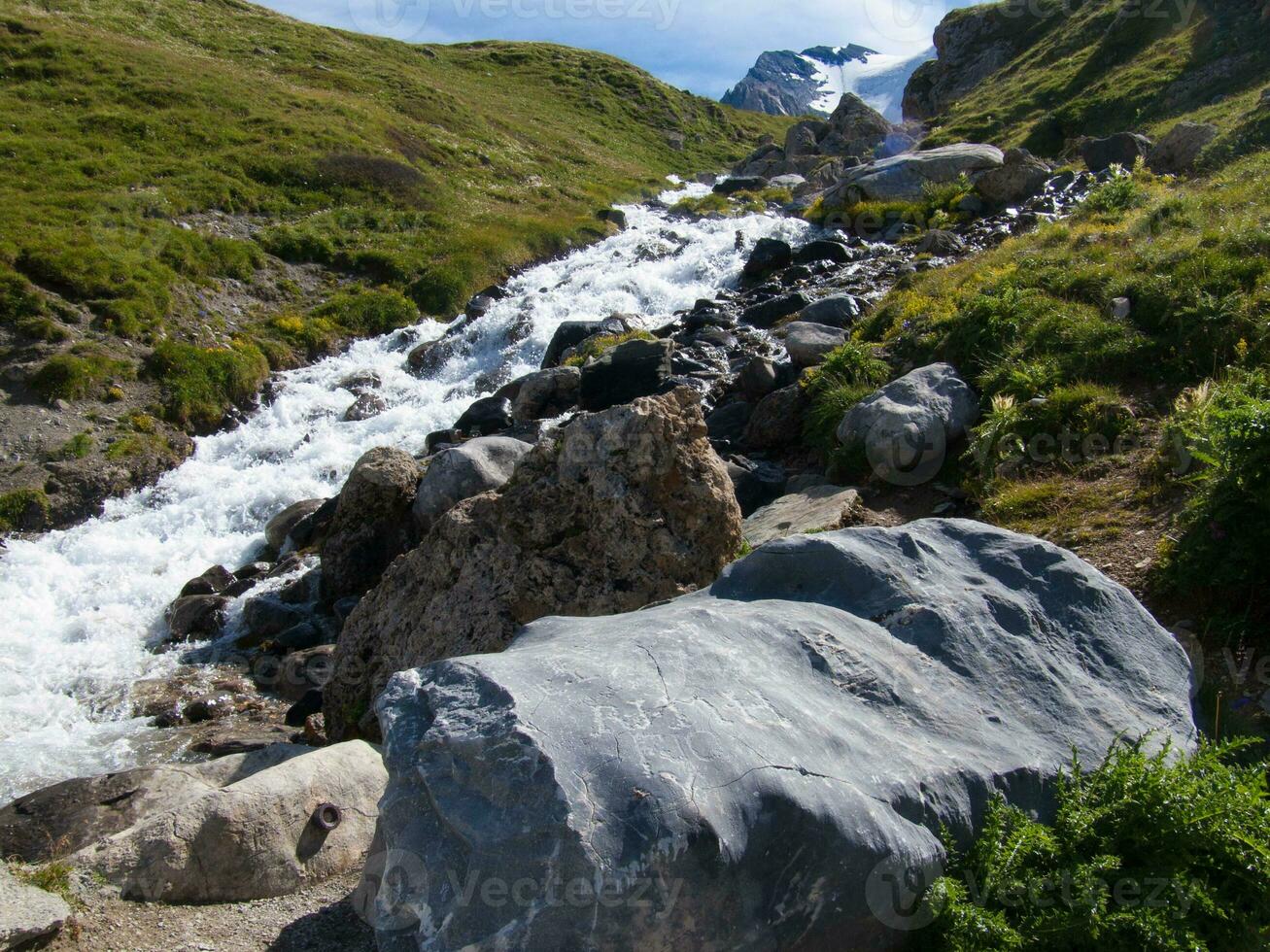 un rocoso montaña foto