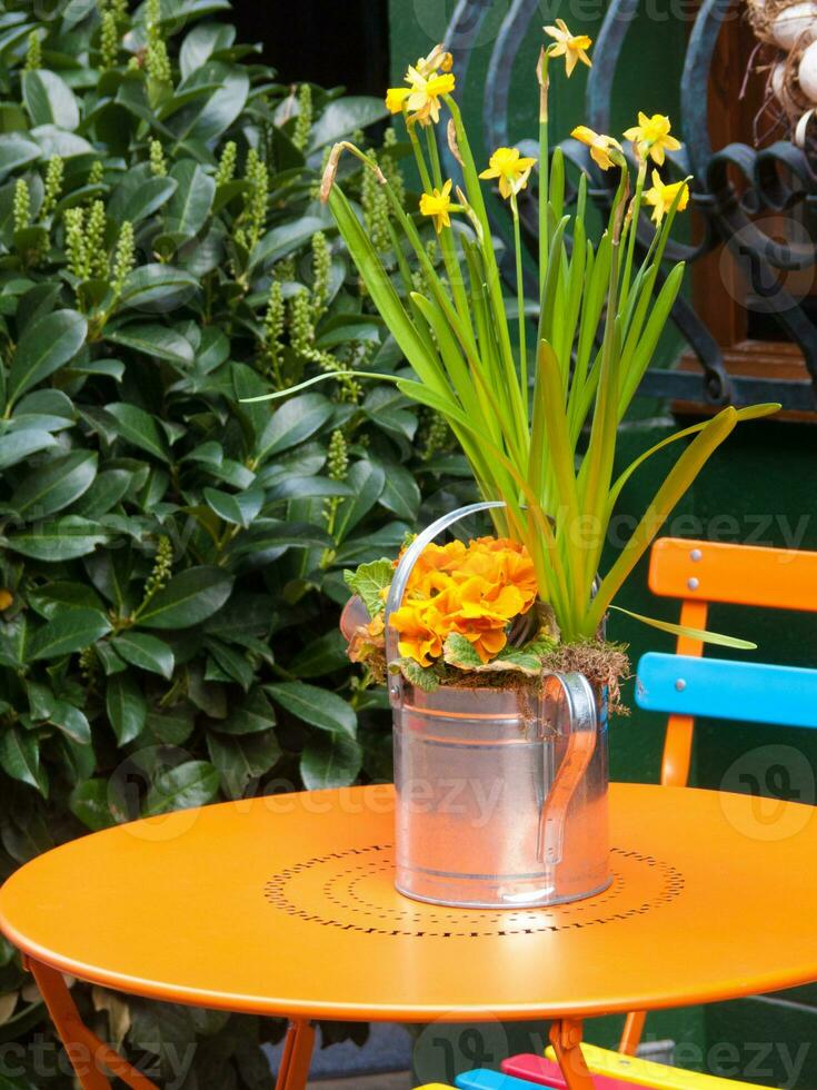 un mesa con flores foto