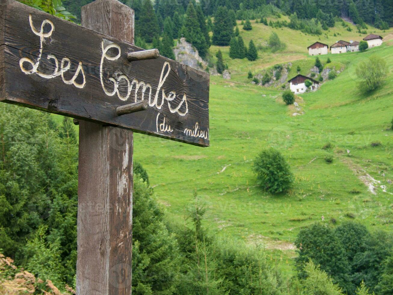 a wooden sign that says les combes photo
