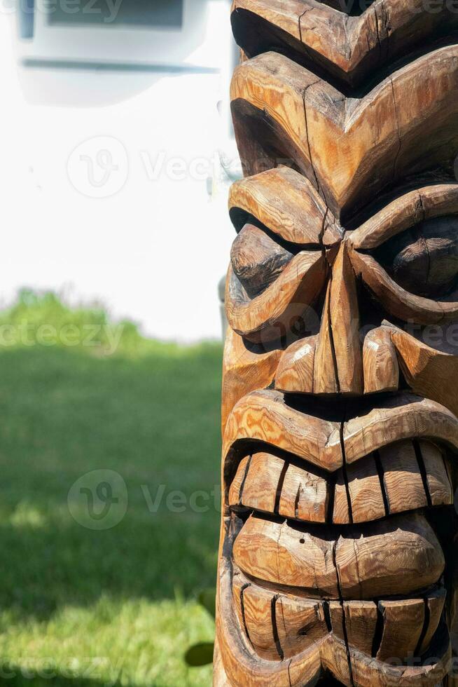 de madera tiki estatua foto