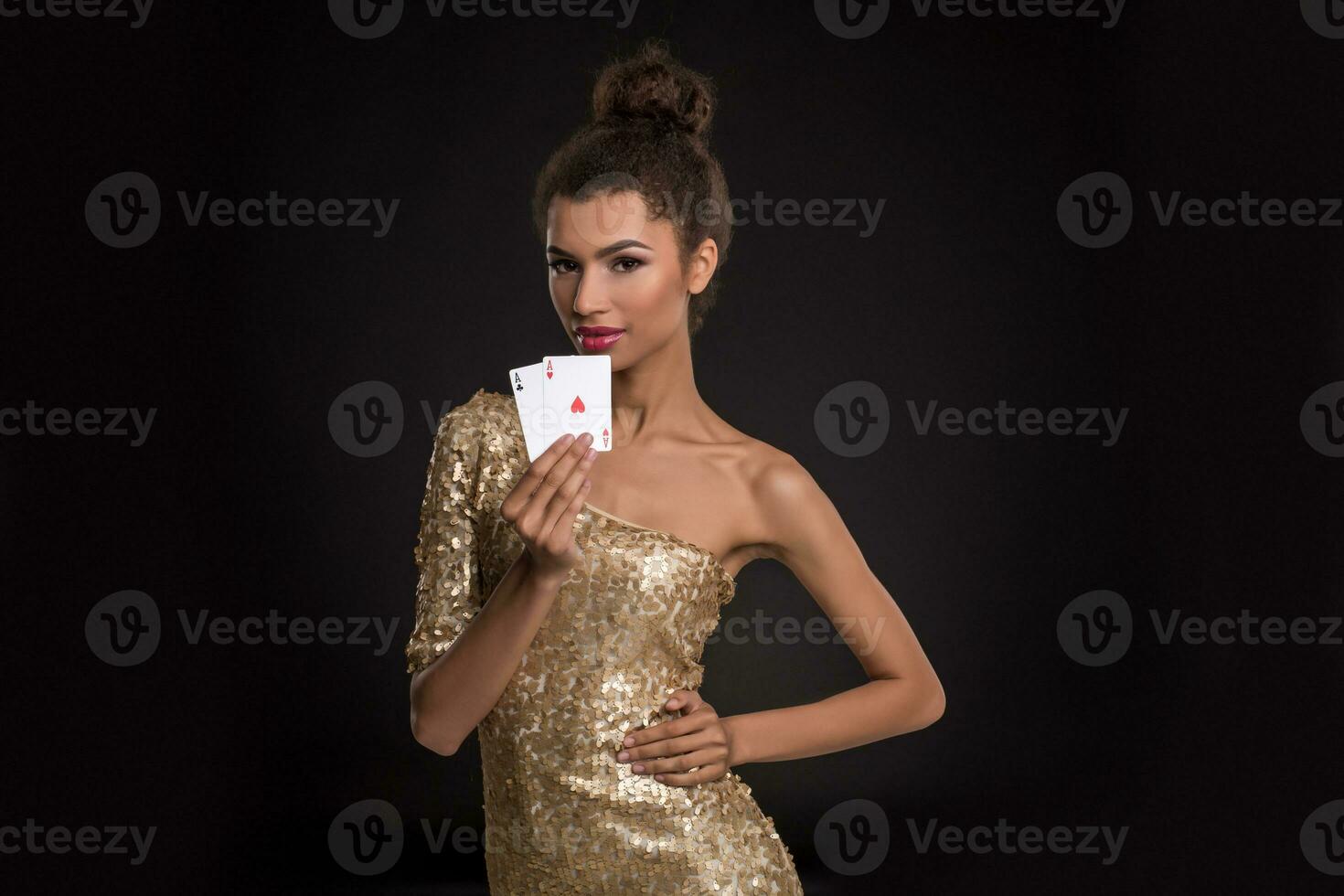 bonito africano niña muestra dos ases en casino póker y ganar foto