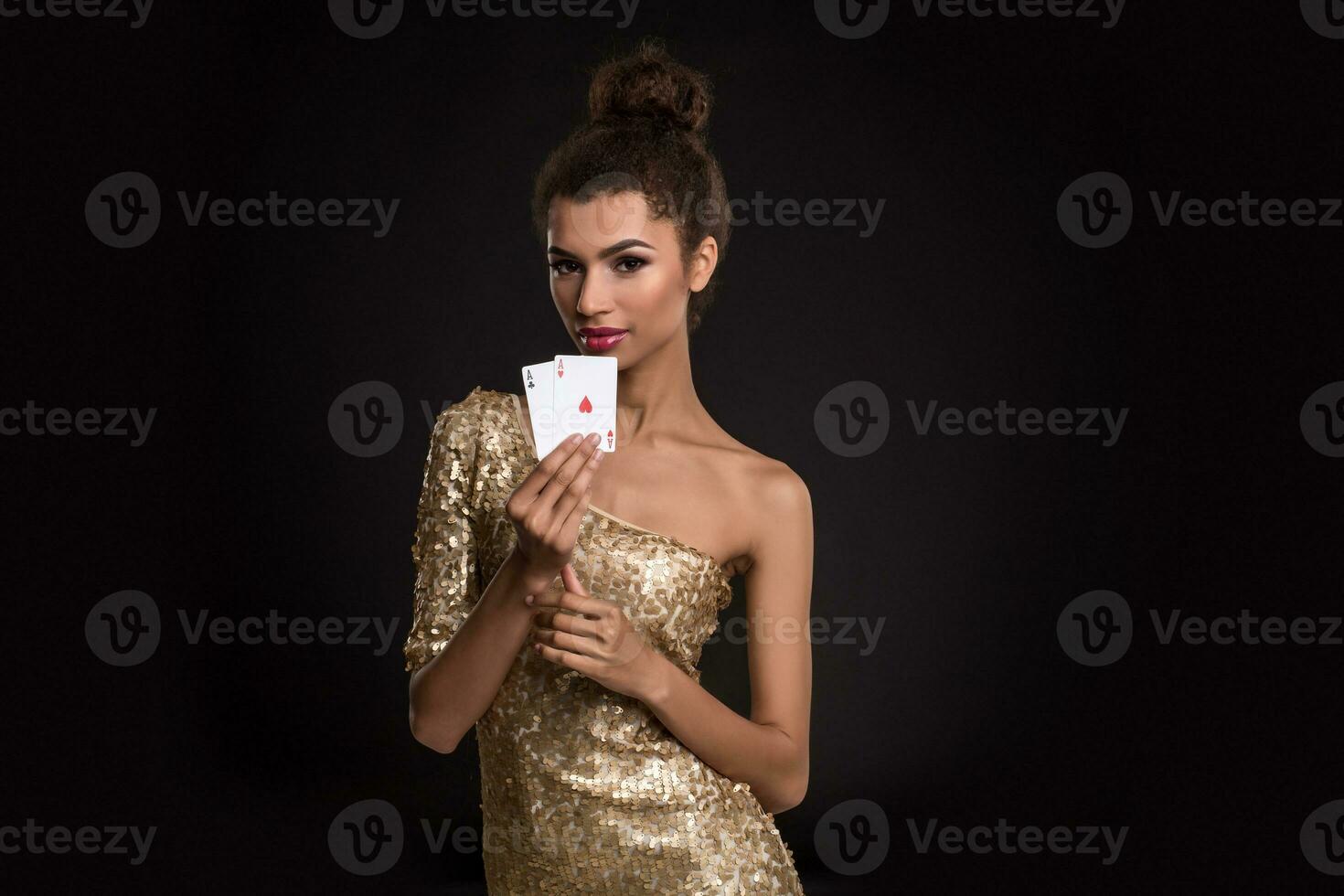 bonito africano niña muestra dos ases en casino póker y ganar foto