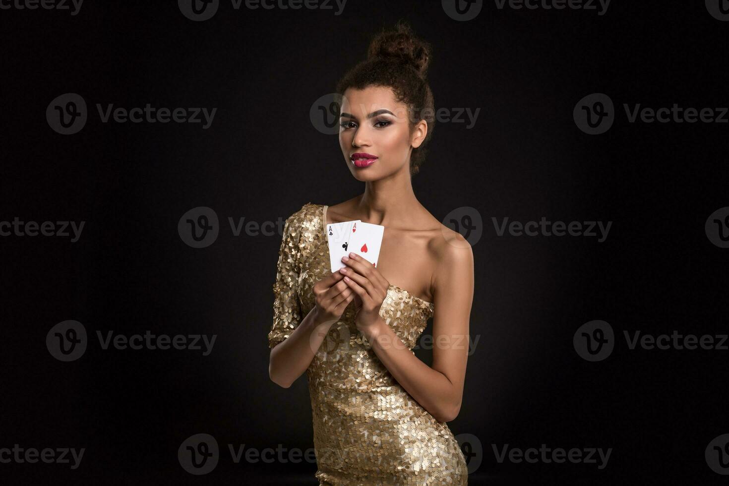 bonito africano niña muestra dos ases en casino póker y ganar foto