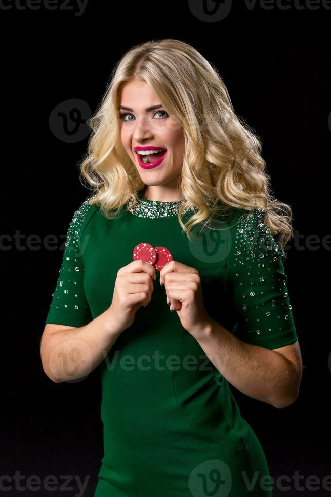 rubia mujer posando con papas fritas para juego foto