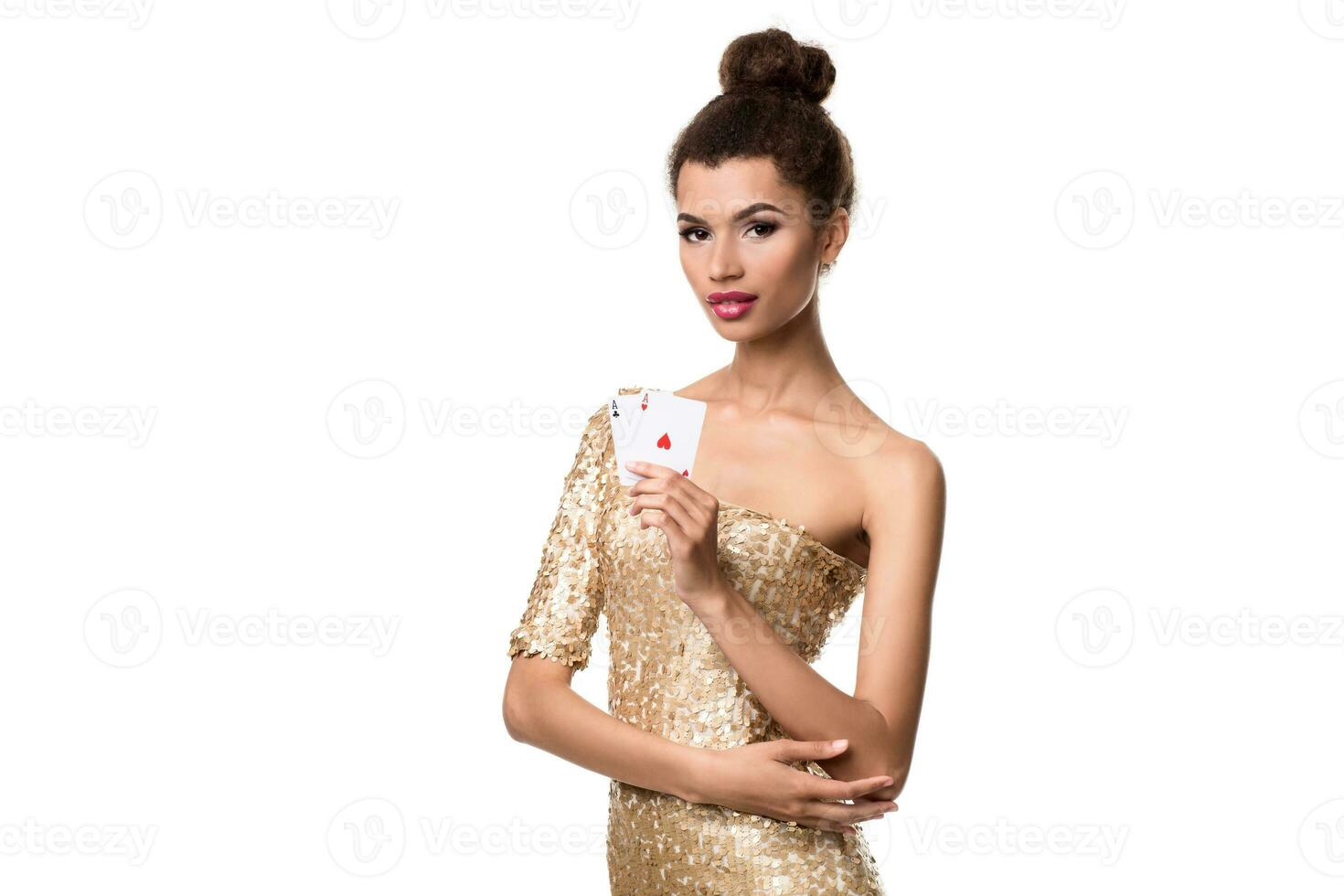 bonito africano niña muestra dos ases en casino póker y ganar foto