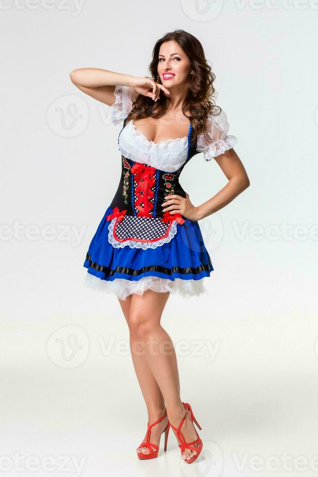 hermosa joven morena niña de Oktoberfest Stein foto